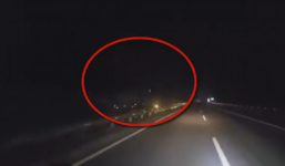 Trời tối, xe tải vẫn phi như bay ngược chiều trên đường cao tốc